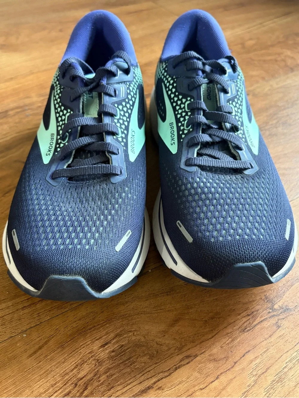 Brooks Ghost 14 Womens 10 Narrow 2A Navy/Mint Excellent minimal wear No insoles.